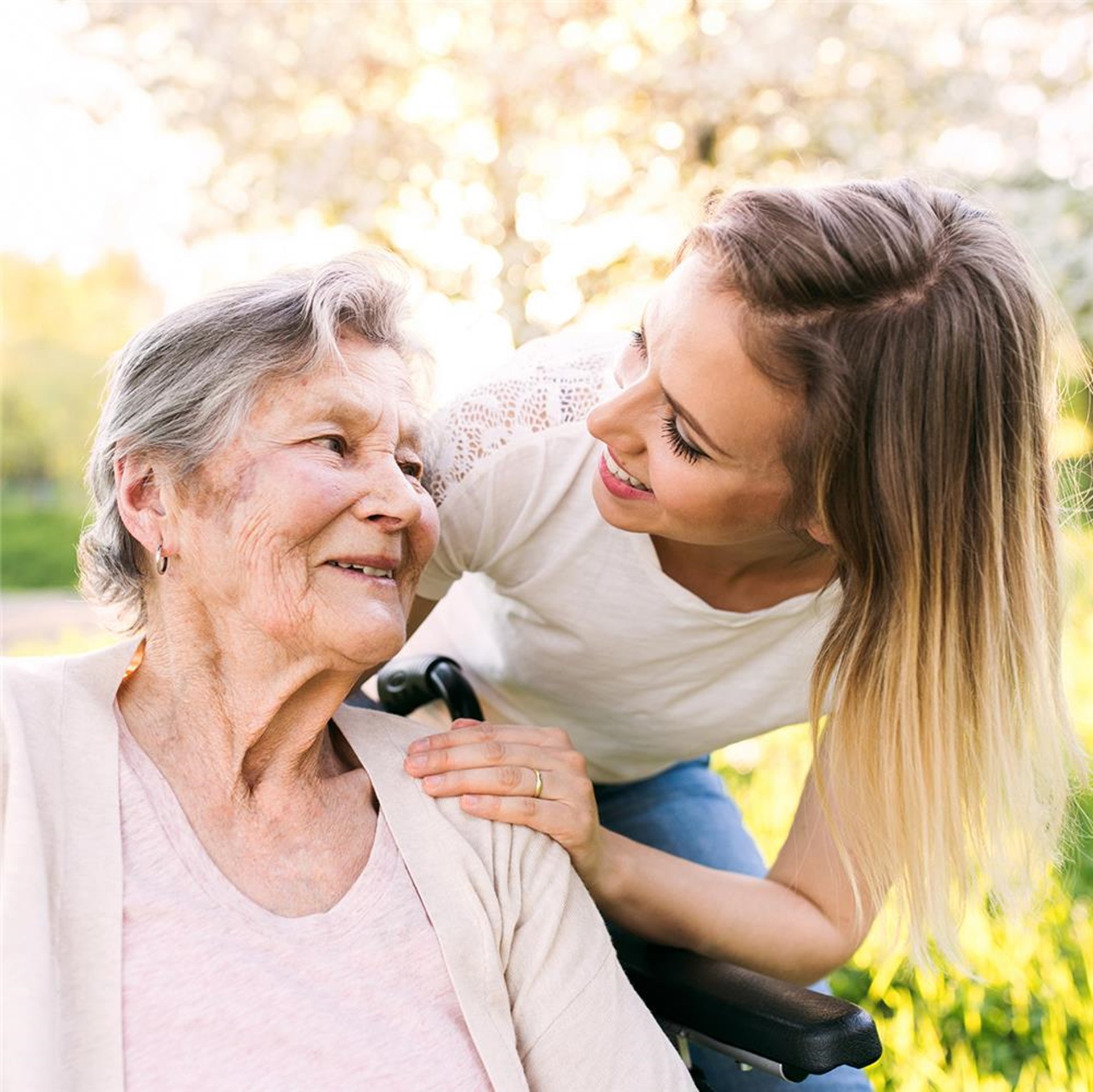Seniorenpatin mit Seniorin
