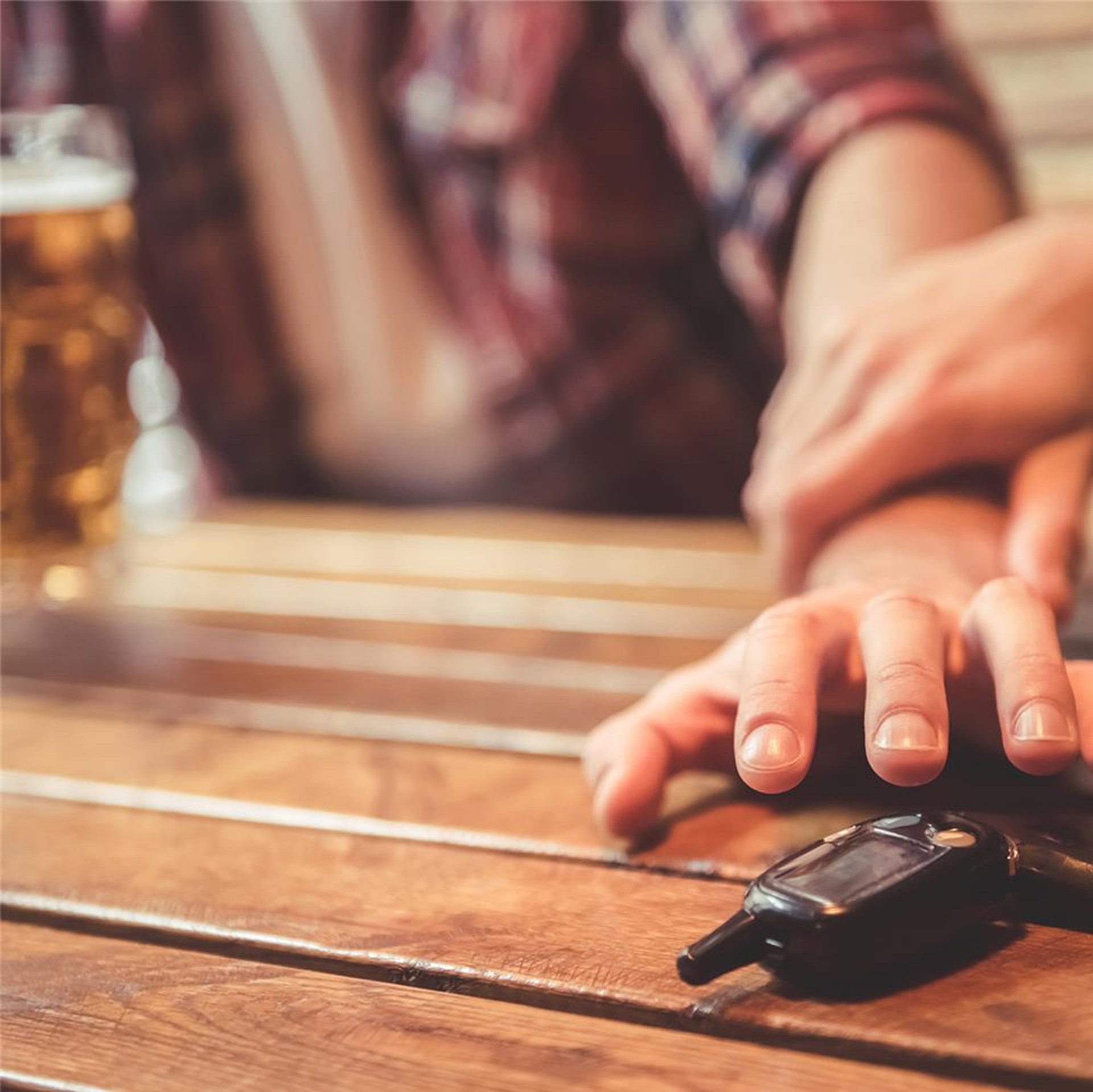 Mann mit Bier und Autoschlüssel